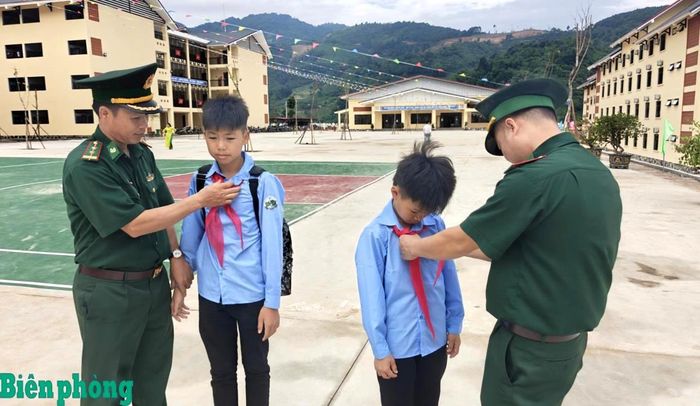 Cán bộ Đồn Biên phòng A Mú Sung, Bộ đội Biên phòng tỉnh Lào Cai đưa “Con nuôi đồn Biên phòng” đến trường. Ảnh: Duy Khiêm
