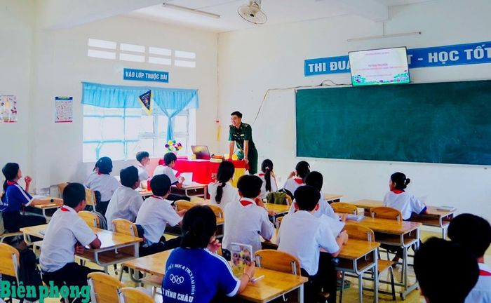 Cán bộ Bộ đội Biên phòng thành phố Cần Thơ tuyên truyền về chủ quyền biển, đảo cho các em học sinh. Ảnh: Đơn vị cung cấp