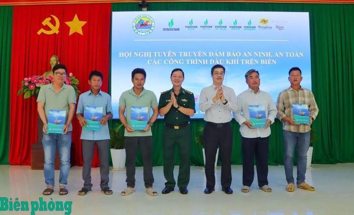 Đại tá Nguyễn Văn Tiến, Phó Chính ủy Ban Chỉ huy Bộ đội Biên phòng thành phố Hồ Chí Minh và ông Lê Quang Ánh, Trưởng phòng An toàn, Sức khỏe và Môi trường, Tổng công ty Thăm dò Khai thác Dầu khí trao tặng quà cho 5 ngư dân tiêu biểu. Ảnh: Quang Anh