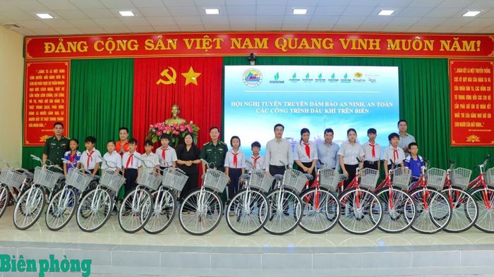 Ban Tổ chức chương trình trao tặng 15 chiếc xe đạp cho các em học sinh là con ngư dân trên địa bàn xã Phước Hải, thành phố Hồ Chí Minh. Ảnh: Quang Anh