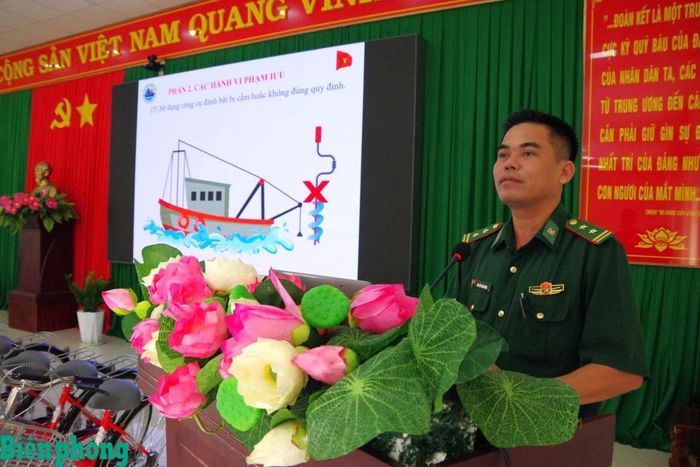 Trung tá Nguyễn Văn Năng, Chính trị viên Đồn Biên phòng Phước Hải, Bộ đội Biên phòng thành phố Hồ Chí Minh tuyên truyền chống khai thác IUU tại hội nghị. Ảnh: Quang Anh
