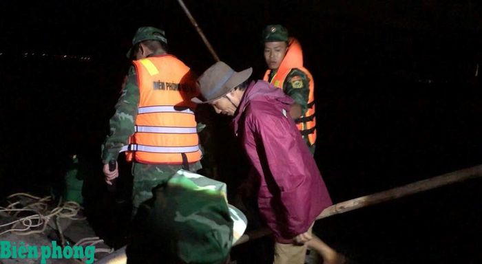Cán bộ Đồn Biên phòng Nhơn Lý bắt quả tang ông Đỗ Tiến Anh khai thác cát trái phép. Ảnh: Công Cường