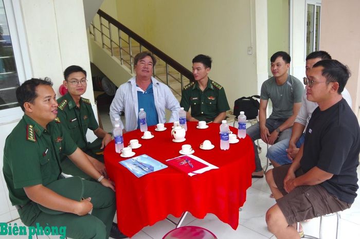 Cán bộ Trạm Kiểm soát Biên phòng Trần Đề, Đồn Biên phòng Trung Bình thường xuyên trao đổi với các chủ tàu, thuyền trưởng trên địa bàn để nắm bắt tình hình trên biển. Ảnh: Lê Khoa