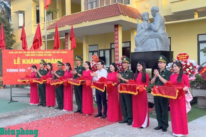Các đại biểu cắt băng khánh thành tượng đài “Nghe lời non nước” tại Đồn Biên phòng Đồ Sơn, Bộ đội Biên phòng thành phố Hải Phòng. Ảnh: Nguyễn Khánh