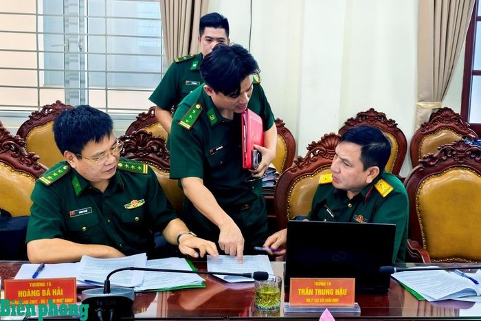 Các thành viên Đoàn Thanh tra Bộ Quốc phòng kiểm tra, đối chiếu hồ sơ, tài liệu phục vụ công tác thanh tra tại Ban Chỉ huy Bộ đội Biên phòng tỉnh Lào Cai. Ảnh: Dân Chủ