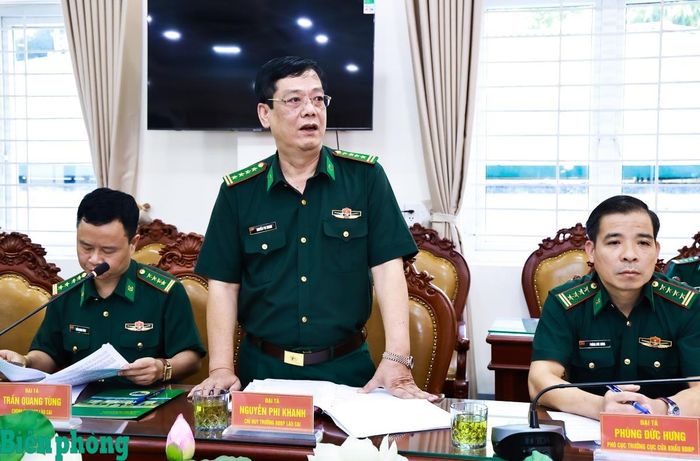 Đại tá Nguyễn Phi Khanh, Chỉ huy trưởng Ban Chỉ huy Bộ đội Biên phòng tỉnh Lào Cai báo cáo kết quả thực hiện trách nhiệm công vụ của cán bộ, nhân viên trong giải quyết thủ tục hành chính, cung cấp dịch vụ hành chính công cho tổ chức, cá nhân và triển khai thực hiện Đề án 06 (giai đoạn từ 1/1/2023 đến 30/12/2025) tại đơn vị. Ảnh: Dân Chủ
