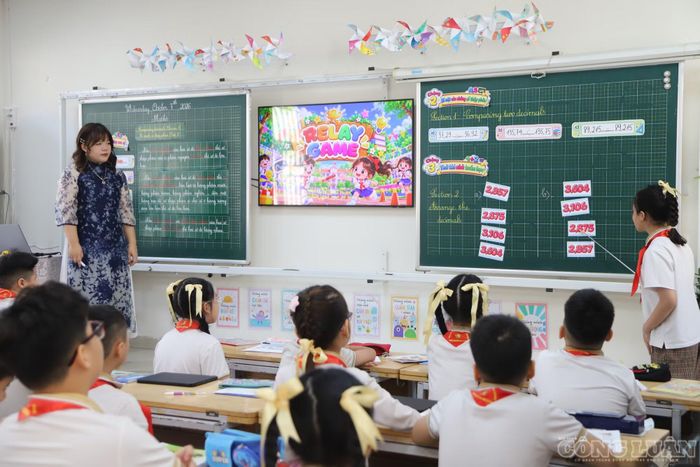 “Điều quan trọng không phải bắt đầu ở mức nào, mà là tập thể có quyết tâm cùng làm”, bà nói. Theo hiệu trưởng, từ những câu chào hỏi, khẩu lệnh đơn giản đến dạy Toán bằng tiếng Anh, việc sử dụng thường xuyên có thể từng bước hình thành môi trường ngôn ngữ trong trường học.