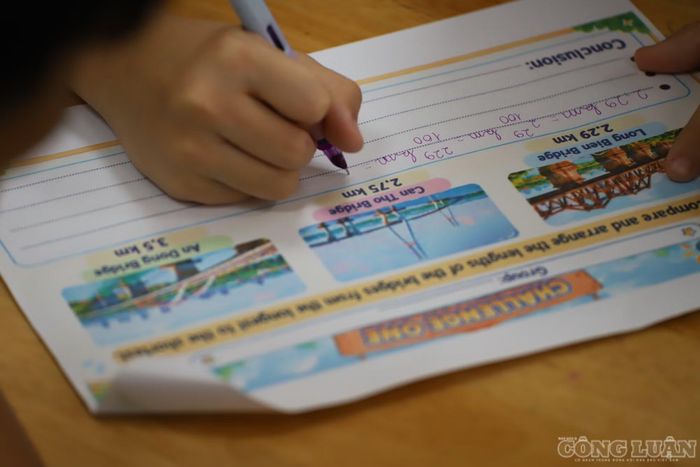 Nhà giáo Nguyễn Thị Kim Phượng, Hiệu trưởng nhà trường, cho rằng mức độ sử dụng tiếng Anh cần phù hợp năng lực của từng giáo viên.
