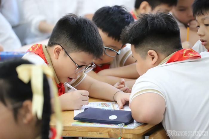 “Điều quan trọng là để học sinh làm quen từng bước, không tạo áp lực khi vừa phải tiếp thu kiến thức môn học, vừa xử lý một ngôn ngữ mới”, cô Dương nói.