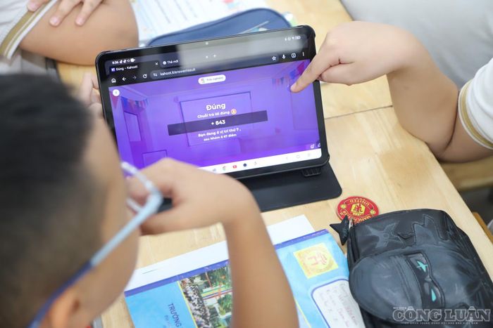 Sau tiết học, Nguyễn Linh Nhi, học sinh lớp 5A4, cho biết em hiểu nội dung bài và muốn được học thêm Khoa học, Lịch sử bằng tiếng Anh. Nguyễn Minh Đạt nhận xét đây là trải nghiệm “rất hay” và cho rằng học Toán bằng tiếng Anh không quá khó.