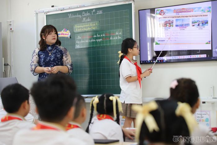 Ở lớp 5A4, Trường Tiểu học Văn Miếu - Quốc Tử Giám (Hà Nội), một tiết Toán gần đây mang đến trải nghiệm khác với thường lệ. Những thuật ngữ vốn quen thuộc với học sinh được chuyển sang tiếng Anh, từ đó các em vừa học kiến thức môn học, vừa làm quen với cách sử dụng ngoại ngữ trong một tình huống thực tế.