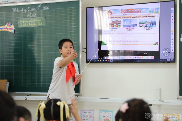 “Không nhất thiết tiết học nào cũng phải dùng nhiều tiếng Anh. Chỉ cần đưa một, hai thuật ngữ vào mỗi tiết, tích lũy dần sẽ tạo thành thói quen cho học sinh”, bà nói.