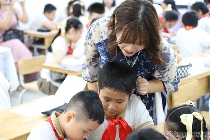 Trường Tiểu học Văn Miếu - Quốc Tử Giám xác định đưa tiếng Anh trở thành ngôn ngữ thứ hai là một trong những nhiệm vụ trọng tâm của năm học 2026-2027. Nhà trường không đặt mục tiêu biến tất cả các môn thành những tiết học bằng tiếng Anh, mà mở rộng không gian sử dụng ngôn ngữ này trong các hoạt động hàng ngày. Học sinh được sử dụng khẩu lệnh tiếng Anh trong giờ thể dục, hoạt động tập thể. Một số lớp bắt đầu thử nghiệm dạy song ngữ ở các môn như Toán.