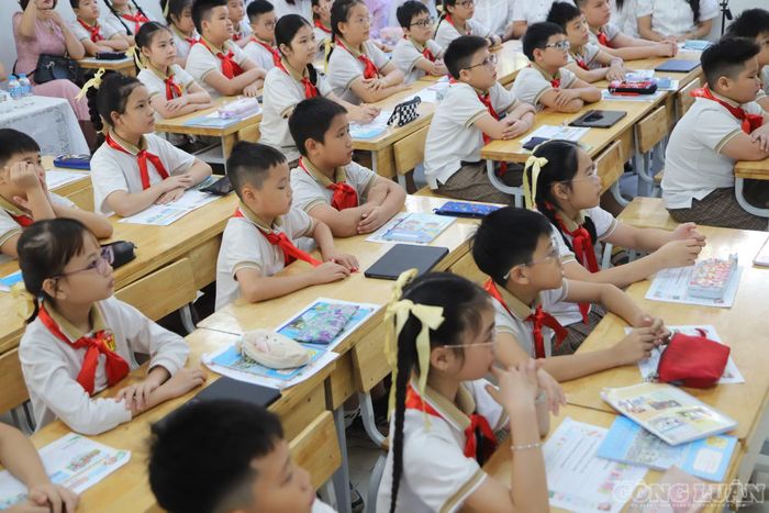 Trường cũng xây dựng các “English Corner” theo chủ đề từng tháng, để học sinh tự lựa chọn từ vựng, thuật ngữ yêu thích, trang trí và làm chủ không gian. Chủ đề được thay đổi theo từng thời điểm, gắn với những sự kiện quen thuộc trong năm học.
