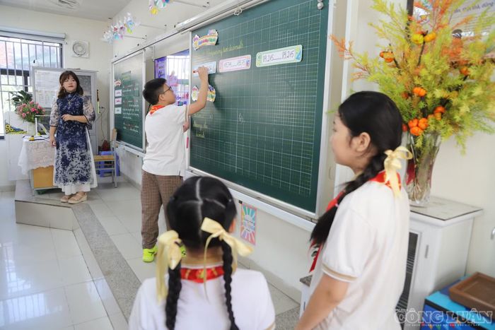 Với giáo viên, trường khuyến khích dành khoảng 10 phút mỗi ngày để luyện tiếng Anh. Theo cô giáo Phượng, nếu mỗi ngày học thêm hai, ba từ mới, sau một năm giáo viên có thể tích lũy khoảng 1.000 từ.