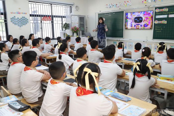 Tuy nhiên, theo cô Dương, việc đưa tiếng Anh vào các môn học không phải không có thách thức. Trình độ ngoại ngữ của giáo viên và học sinh không đồng đều, trong khi không phải giáo viên nào cũng thường xuyên sử dụng tiếng Anh. Cô cho rằng có thể tận dụng thế mạnh của các thế hệ giáo viên: giáo viên trẻ thường có lợi thế về ngoại ngữ, công nghệ, còn giáo viên nhiều kinh nghiệm có ưu thế về phương pháp sư phạm. Khi hai nhóm hỗ trợ nhau, tiếng Anh có thể dần trở thành một phần tự nhiên của hoạt động dạy và học, thay vì chỉ xuất hiện trong tiết ngoại ngữ.