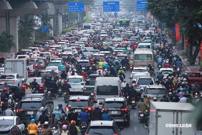 Xe máy, ô tô nối đuôi nhau di chuyển hướng Nguyễn Trãi - Ngã Tư Sở