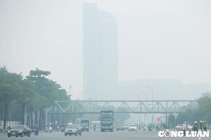 Ô nhiễm không khí nghiêm trọng tại Hà Nội, bầu trời xám xịt và những lớp bụi mịn dày đặc.