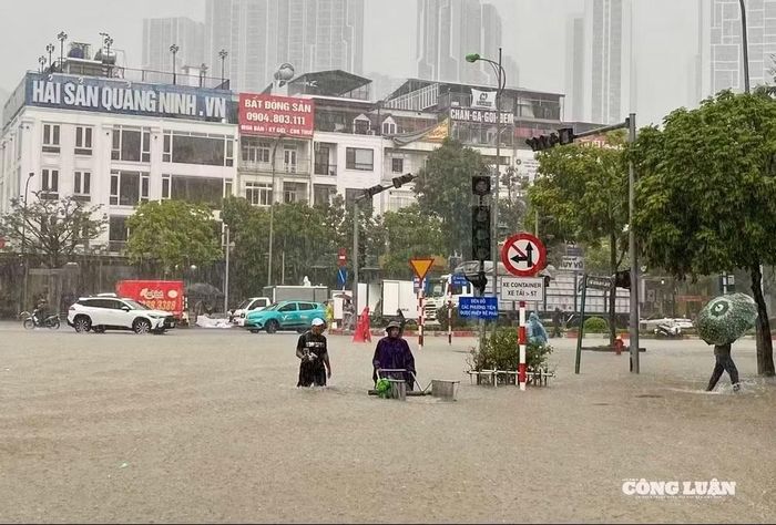 Xử lý tình trạng úng ngập nghiêm trọng tại nhiều khu vực của Hà Nội mỗi khi mưa lớn.