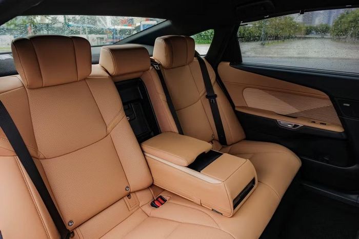 Không gian hàng ghế phía sau rộng rãi hơn nhờ trục cơ sở và chiều dài xe tăng thêm đáng kể - Ảnh: Lexus