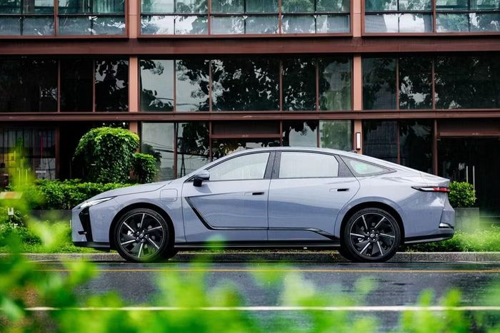 Kích thước ES 2026 nhỉnh hơn hai đối thủ Mercedes-Benz E-Class và BMW 5 Series - Ảnh: Lexus