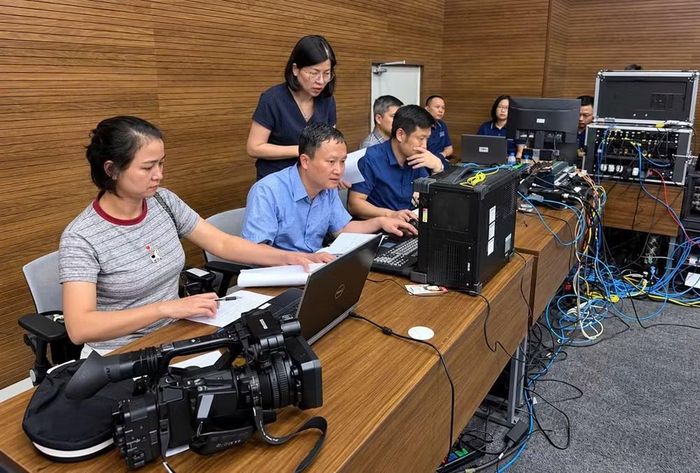 Phóng viên Báo và Phát thanh, Truyền hình Hưng Yên tác nghiệp. Ảnh: Báo và Phát thanh, Truyền hình Hưng Yên