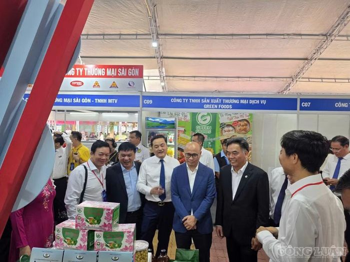  Thứ trưởng Bộ Công Thương Lương Hoàng Thái cùng lãnh đạo TP HCM tham quan các gian hàng trưng bày tại chương trình. 