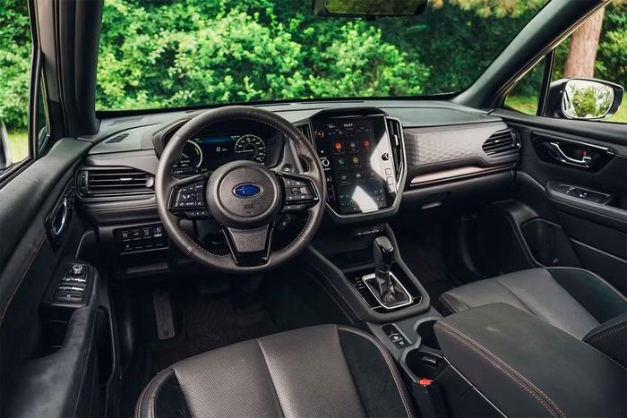 Thiết kế khoang lái Subaru Forester Hybrid - Ảnh: Caranddriver