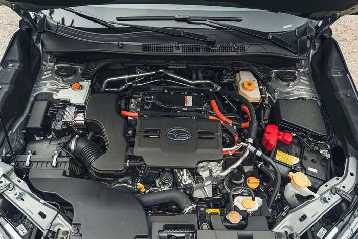 Khoang động cơ Subaru Forester Hybrid - Ảnh: Caranddriver