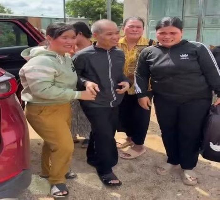 Ngày trở về, ông Glip gầy rộc, tóc bạc trắng, đến người con gái cũng phải mất một lúc mới nhận ra cha. Ảnh CACC