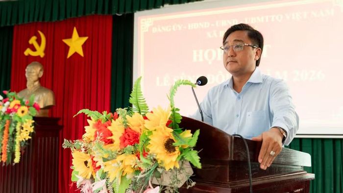 Ông Nguyễn Thanh Điền, Bí thư Đảng ủy, Chủ tịch UBND xã Bình Phú phát biểu tại buổi lễ. (Ảnh: Trí Trần)