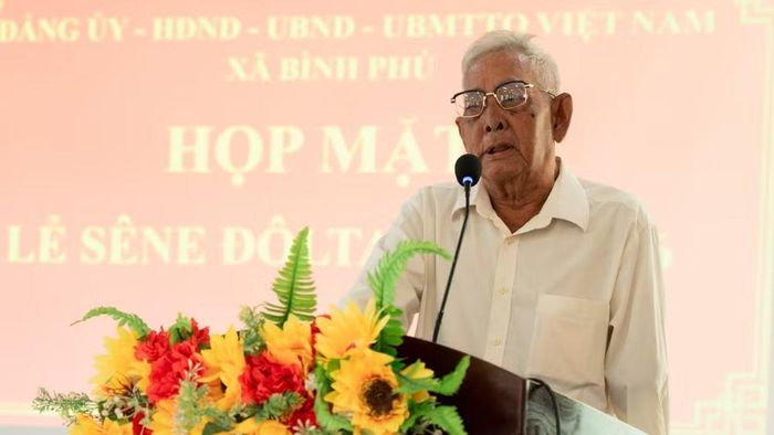 Ông Sơn Thạch Kim - Người có uy tín tại xã Bình Phú chia sẻ về lễ hội sắp tới. (Ảnh: Trí Trần)