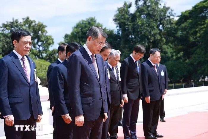 Ngay sau khi đến sân bay quốc tế Wattay, Thủ tướng Việt Nam Lê Minh Hưng và đoàn đại biểu cấp cao Việt Nam đã đến dâng hoa tại Đài tưởng niệm các liệt sĩ vô danh ở thủ đô Viêng Chăn. Ảnh: TTXVN