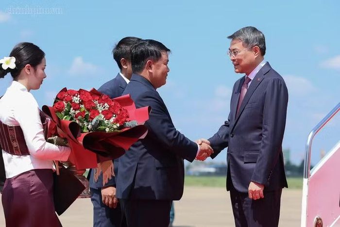 Lễ đón Thủ tướng Chính phủ Lê Minh Hưng tại sân bay Thủ đô Vientiane - Ảnh: CP