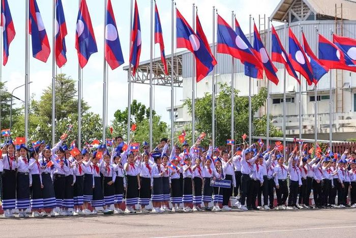 Các em học sinh Lào đón chào Thủ tướng Chính phủ Lê Minh Hưng - Ảnh: CP