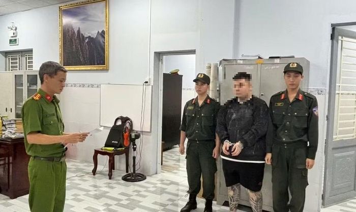Cơ quan CSĐT Công an thành phố Đồng Nai thi hành lệnh bắt bị can để tạm giam. Ảnh: CACC