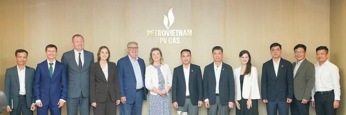Lãnh đạo PV GAS và NOVATEK chụp ảnh lưu niệm tại buổi làm việc.
