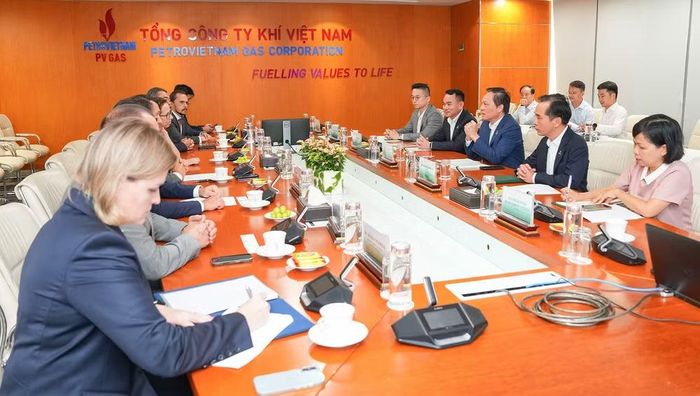 Chủ tịch HĐQT PV GAS Bùi Minh Tiến làm việc với Gazprom International.