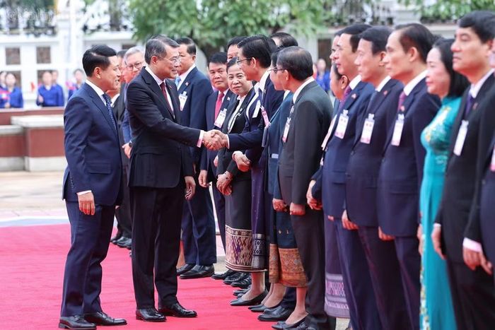 Thủ tướng Chính phủ Lào Saleumxay Kommasith giới thiệu với Thủ tướng Lê Minh Hưng thành phần phía Lào tham dự Lễ đón. Ảnh: CP