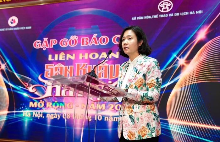 Phó Giám đốc Sở Văn hóa, Thể thao và Du lịch Hà Nội, Trưởng ban tổ chức liên hoan Lê Thị Ánh Mai phát biểu. Ảnh: Ngọc Tú