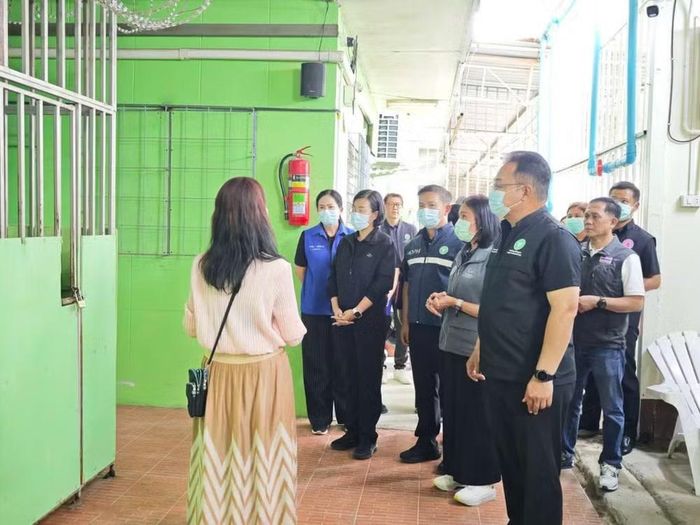  Các quan chức y tế Thái Lan đến thăm Viện dưỡng lão Sothornchai ở Kanchanaburi. ﻿Ảnh: Facebook/theprhss 