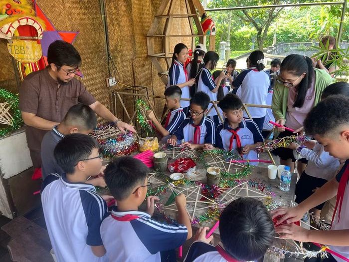 Theo nghệ nhân Nguyễn Tấn Phát, di sản chỉ thực sự được bảo tồn khi nó còn có người hiểu, người yêu, người sử dụng và tiếp tục sáng tạo từ những di sản ấy. Ảnh: NVCC