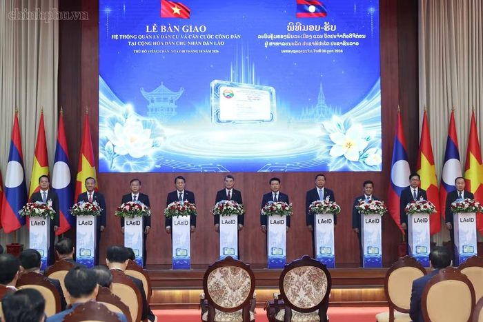 Thủ tướng Chính phủ Lê Minh Hưng và Thủ tướng Chính phủ Lào Saleumxay Kommasith cùng các đại biểu dự lễ bàn giao hệ thống quản lý dân cư và căn cước công dân tại Lào. Ảnh: CP