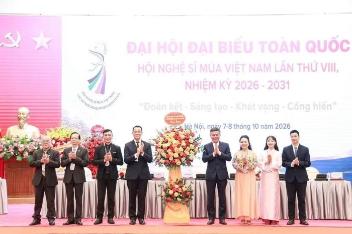 Đại diện Ủy ban Trung ương Mặt trận Tổ quốc Việt Nam tặng hoa chúc mừng Đại hội. Ảnh: Hồng Hải