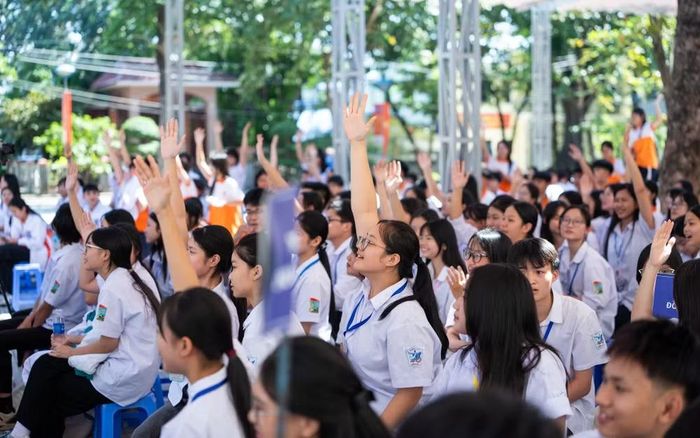 Các em học sinh hào hứng tham gia cuộc thi. Ảnh: NH