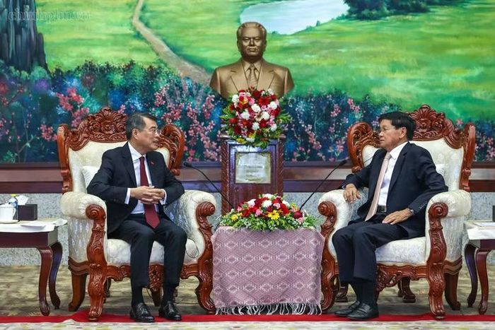 Tổng Bí thư, Chủ tịch nước Thongloun Sisoulith nhiệt liệt chào mừng Thủ tướng Lê Minh Hưng thăm chính thức Lào lần đầu tiên trên cương vị người đứng đầu Chính phủ Việt Nam, ngay sau khi Lào kiện toàn các chức danh lãnh đạo và đồng chí Saleumxay Kommasith nhậm chức Thủ tướng. Ảnh: CP