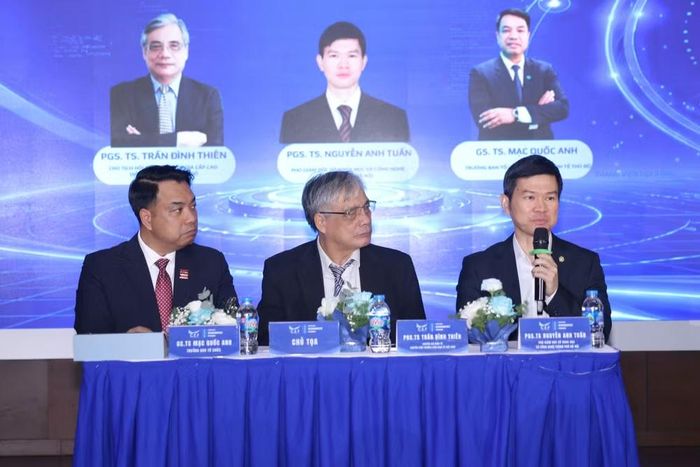PGS.TS Trần Đình Thiên (ngồi giữa). Ảnh: BTC
