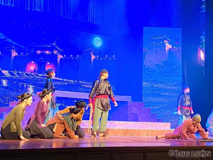 Vở kịch "Huyền tích Hồ Gươm" gây ấn tượng tới khán giả, qua đó gợi mở những giá trị lịch sử, văn hóa gắn với hồ Hoàn Kiếm và khát vọng hòa bình của dân tộc.