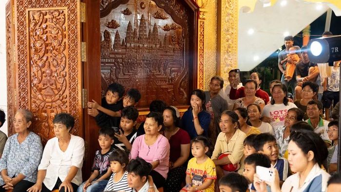  Ngay từ đầu giờ tối, đông đảo bà con địa phương đã có mặt tại chùa để xem và cổ vũ cho buổi văn nghệ. ﻿(Ảnh: Trí Trần) 
