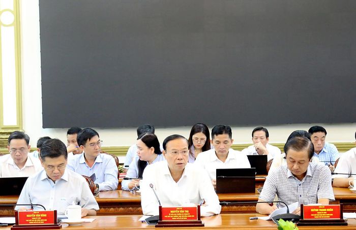 Phó Chủ tịch Thường trực HĐND TP Nguyễn Văn Thọ (hàng đầu, thứ 2 từ trái sang) chỉ đạo công tác soạn thảo các Nghị quyết nhằm cụ thể hóa, triển khai Luật PTĐT.
